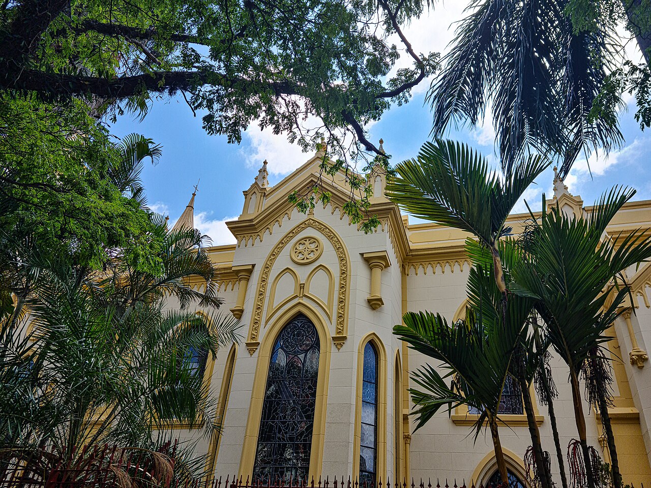 Fachada da Catedral Nossa Senhora do Desterro, em Jundiaí, São Paulo, com vitrais e palmeiras em primeiro plano